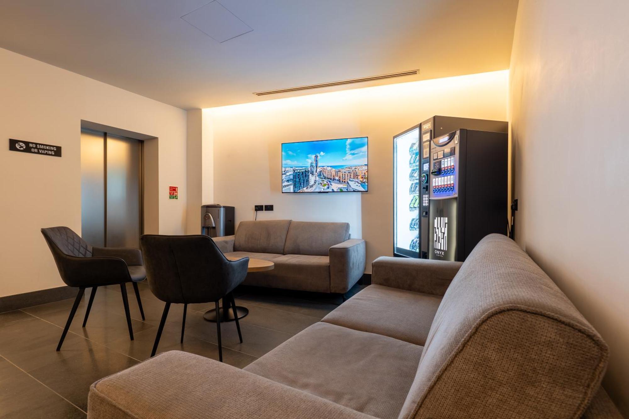 Onyx Hotel Saint Julian's エクステリア 写真
